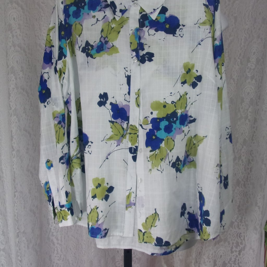 Classic Button Front Shirt Top Blouse White With Floral Print Size 16/18 Nwot — image 2 of 4
